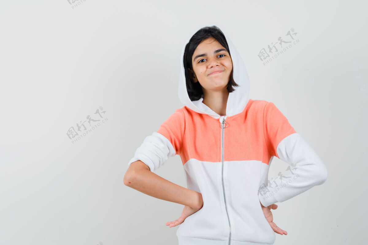 时尚穿着运动衫的少女把手放在腰上 看起来很满足表情肖像时尚