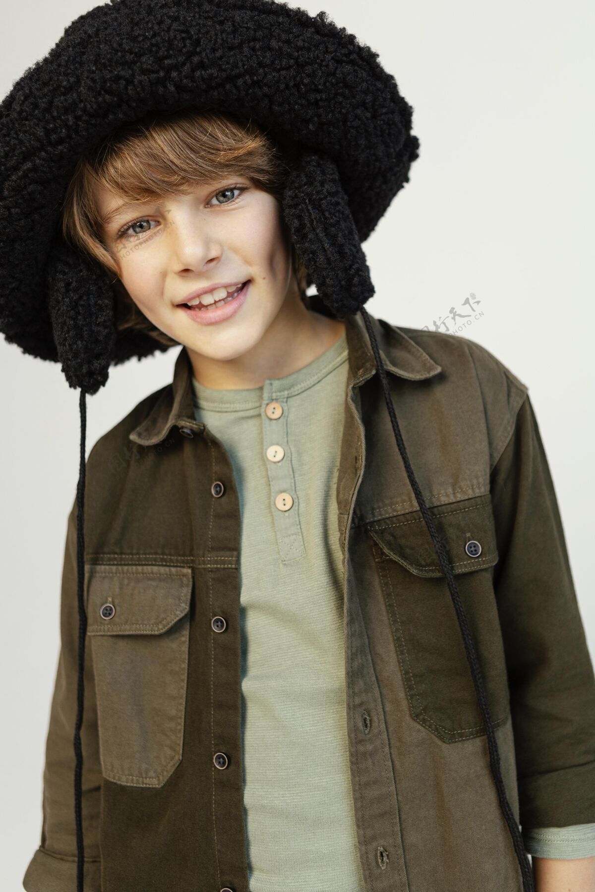 手势戴着冬天帽子的肖像男孩表情室内冬季帽子
