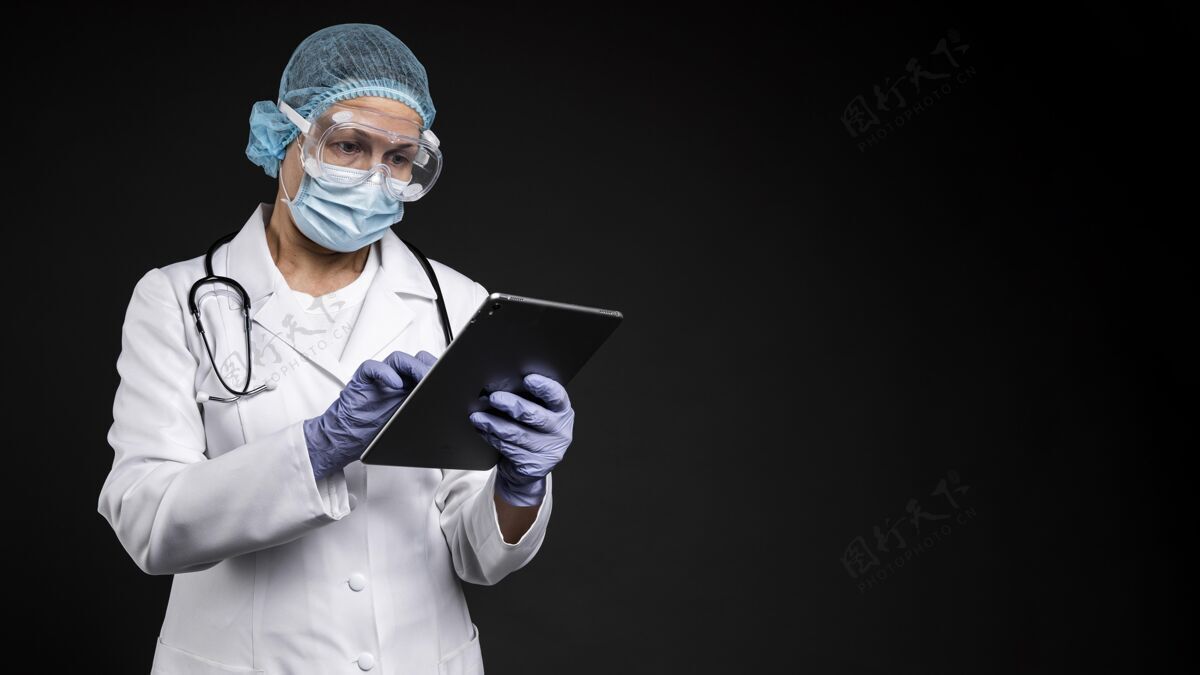 流行病专业医生佩戴大流行医疗器械设备工作健康