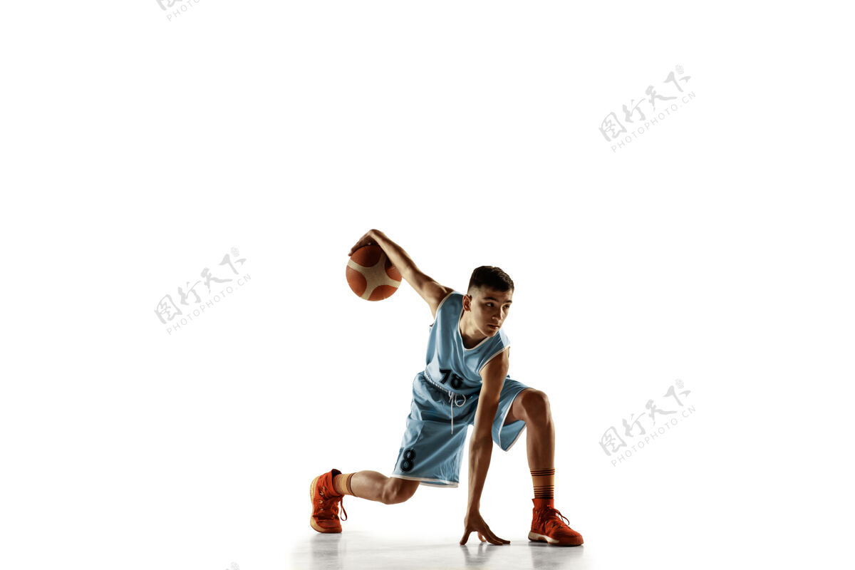 小伙子在白色工作室背景上 年轻篮球运动员拿着一个孤立的球的全长肖像青少年训练和练习 动作运动的概念 动作 健康的生活方式 广告饱满运动员专业