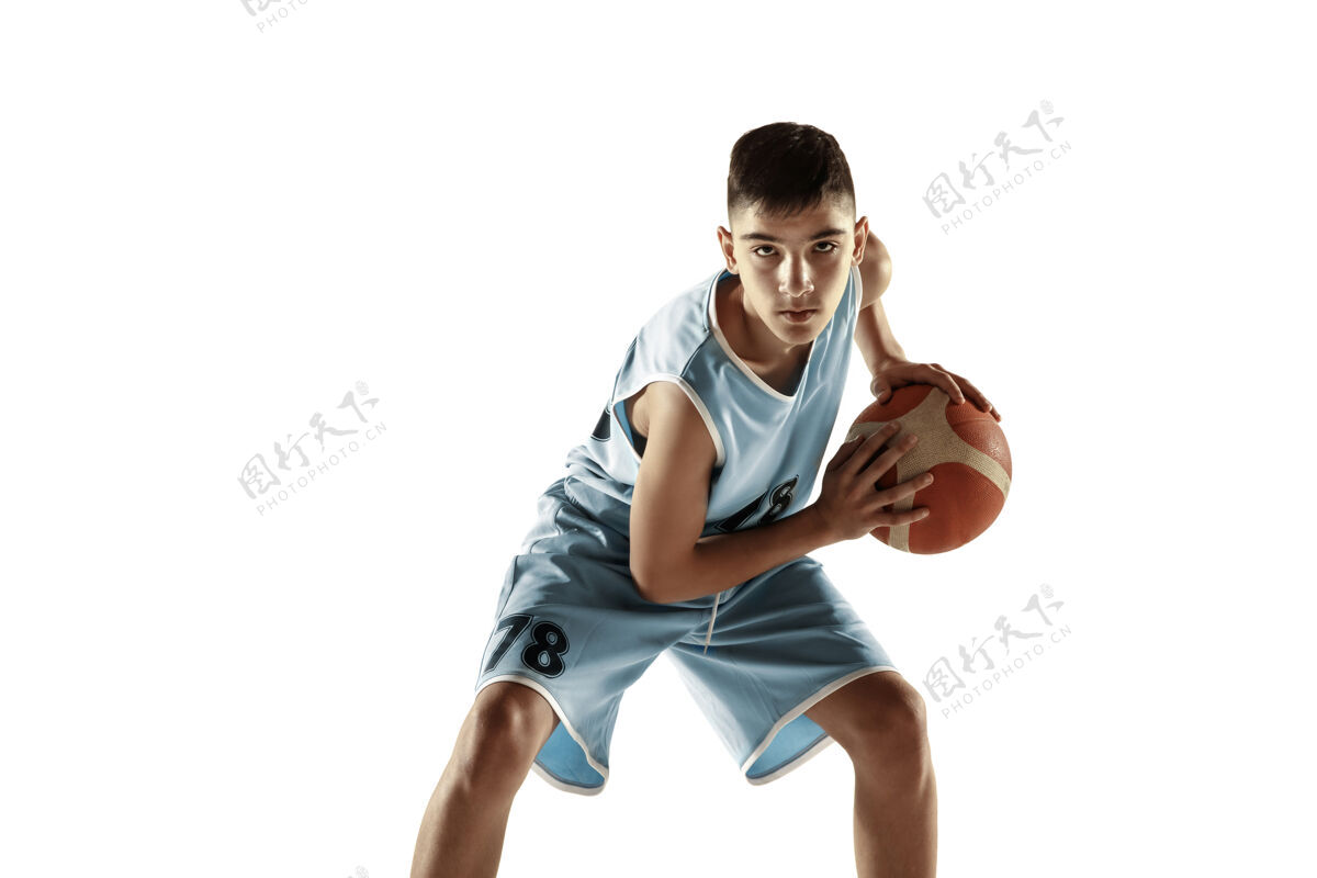 健康在白色工作室背景上 年轻篮球运动员拿着一个孤立的球的全长肖像青少年训练和练习 动作运动的概念 动作 健康的生活方式 广告健身运动街球