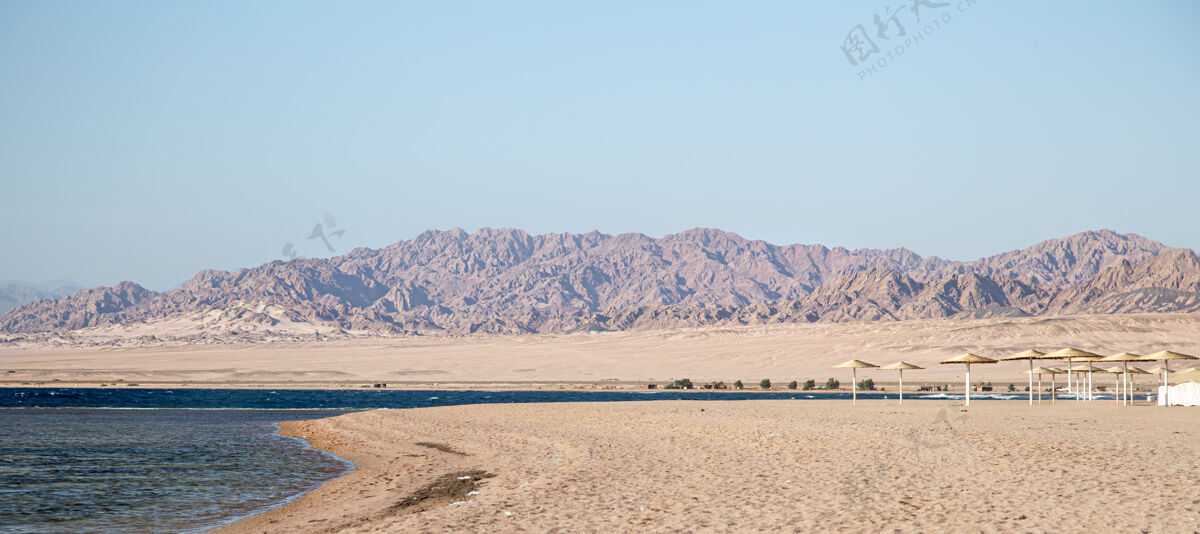 自然美丽荒芜的沙滩映衬着山峦野生旅游和旅游理念空旷埃及风景