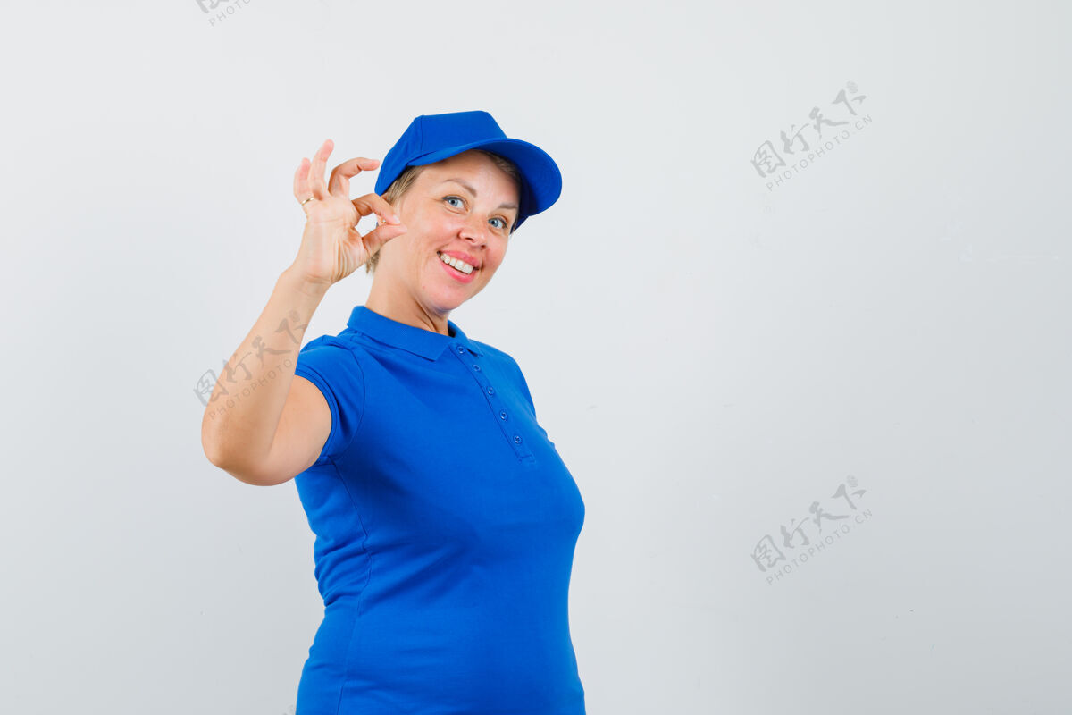 成熟穿蓝色t恤的成熟女人 姿势不错 看起来很快乐看起来蓝色女士