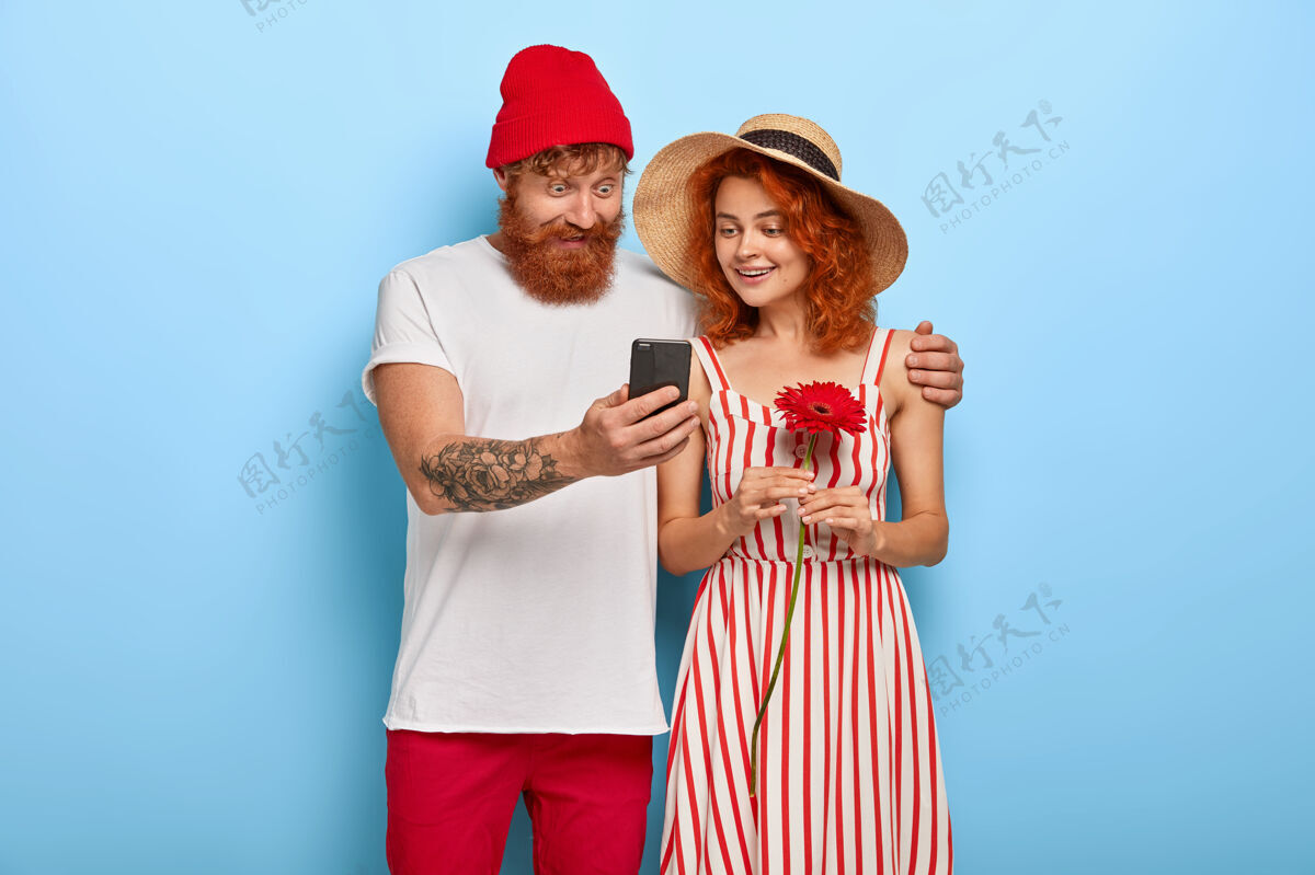 男朋友智能手机时代年轻幸福的夫妇通过智能手机观看在线内容房间情侣反应