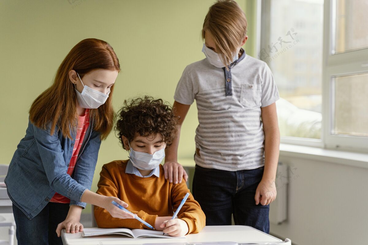 新常态孩子们戴着医用口罩在学校学习学习知识课堂
