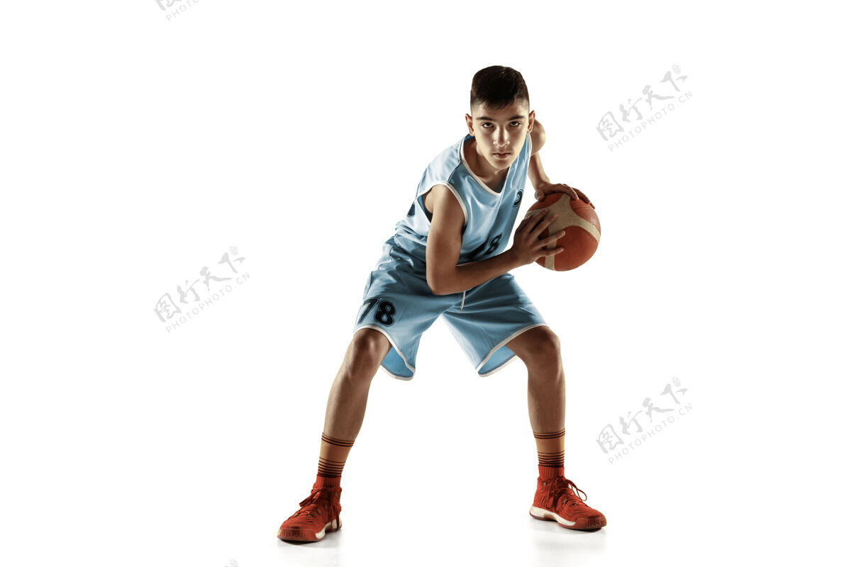 街球在白色工作室背景上 年轻篮球运动员拿着一个孤立的球的全长肖像青少年训练和练习 动作运动的概念 动作 健康的生活方式 广告运动活动健身