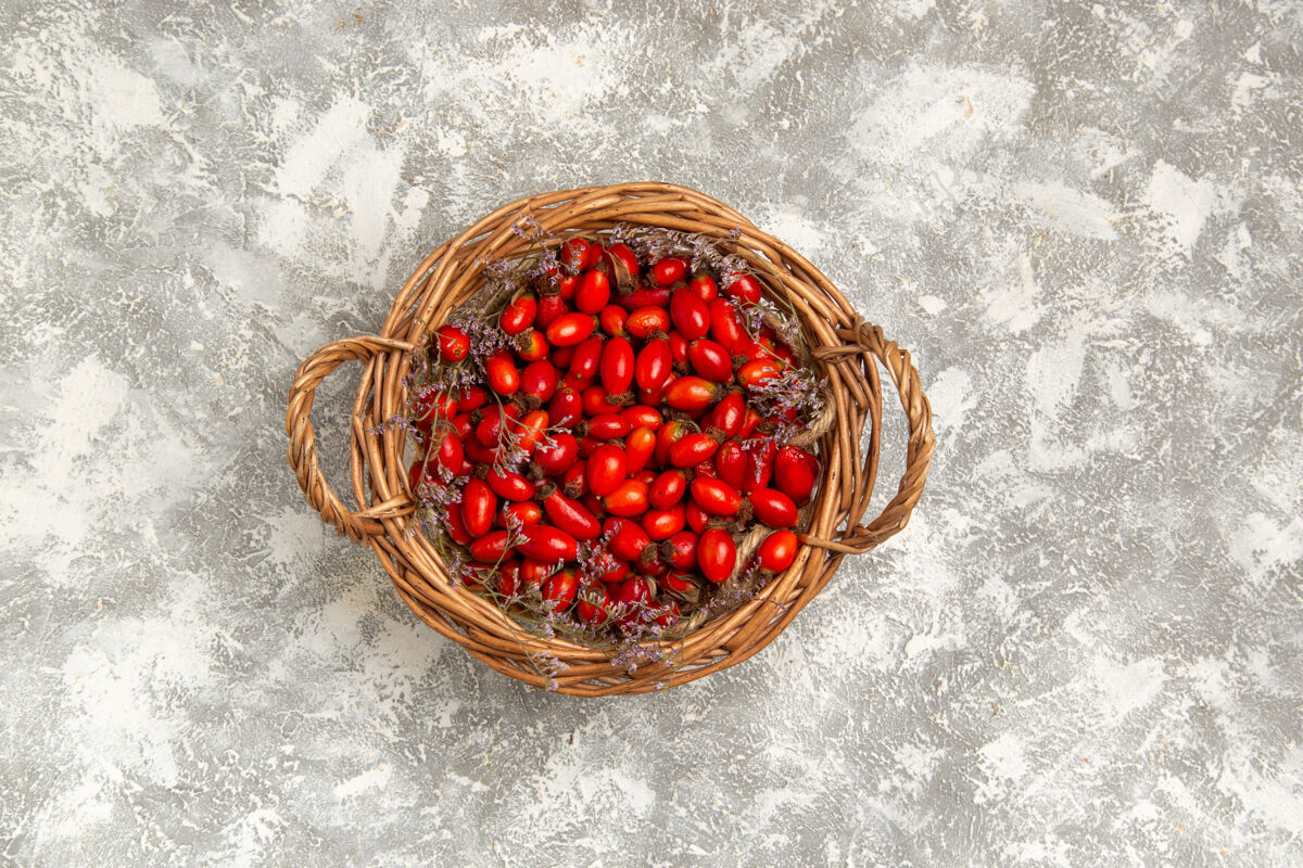农产品顶视图新鲜的酸山茱萸在篮子里的白色表面上水果浆果维生素酸醇厚的野生植物树观点胡椒芸豆