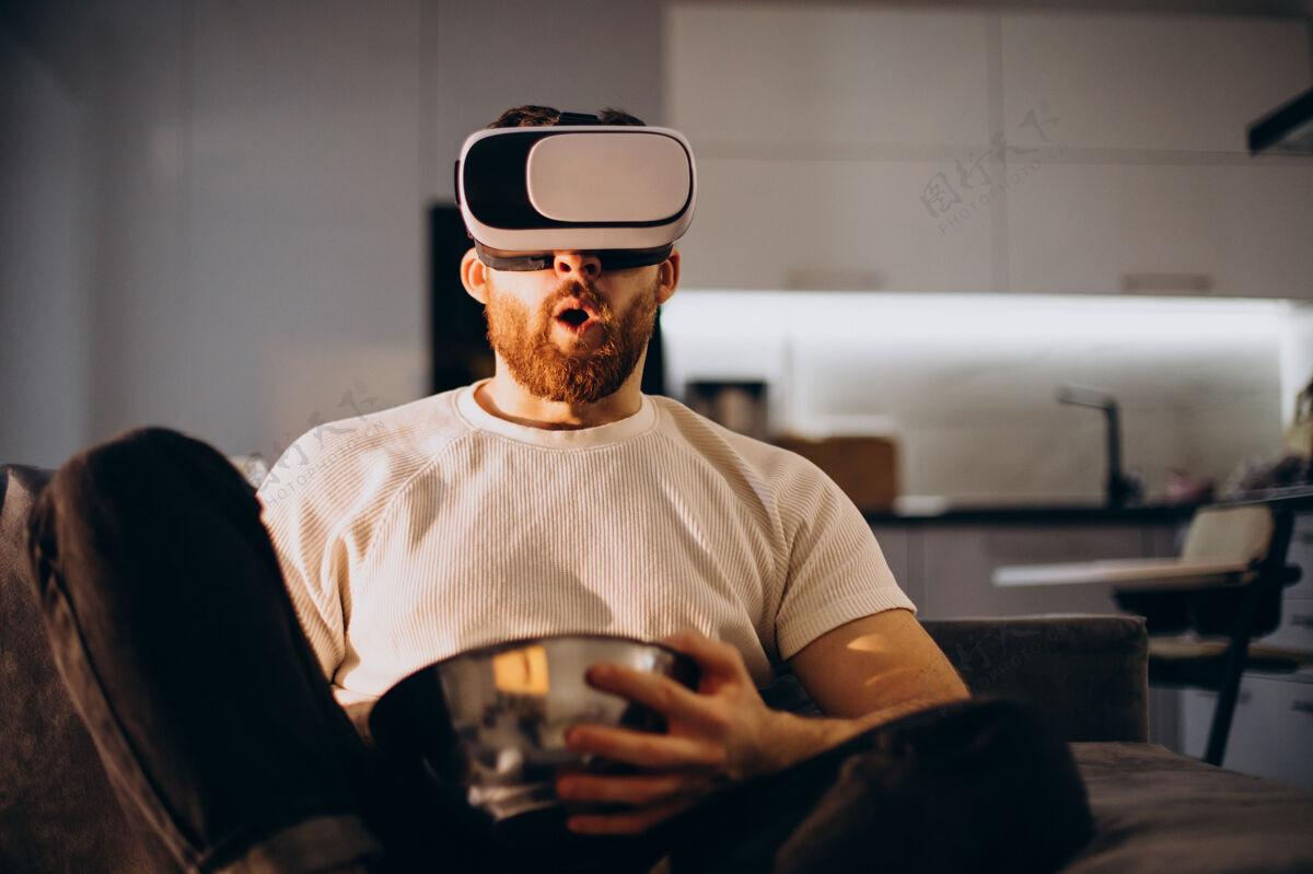未来坐在家里使用虚拟现实的男人游戏娱乐设备