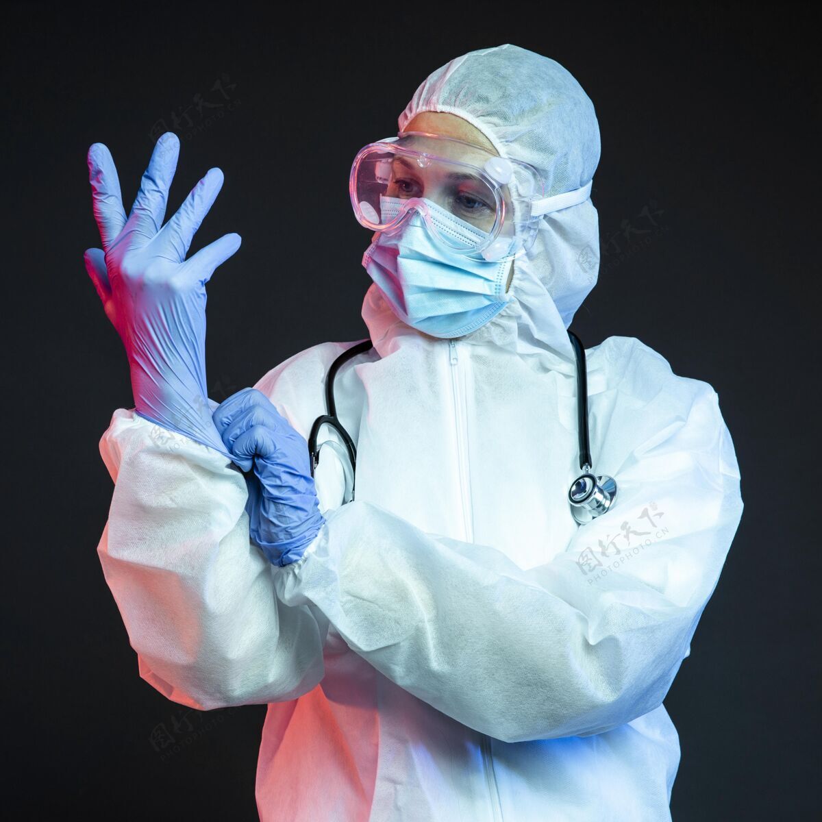 工作戴上手术手套的医生专业面罩护理