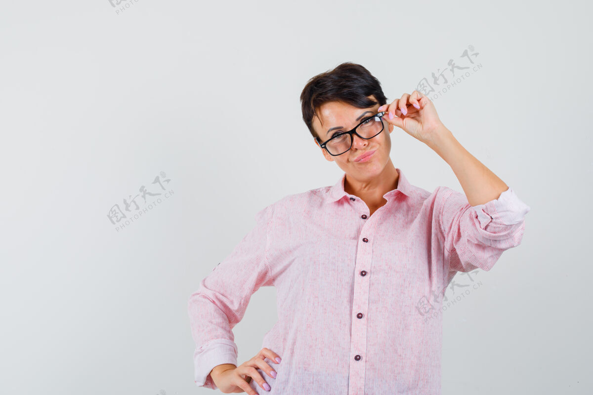 预防穿着粉色衬衫的女性 戴着眼镜 看起来很漂亮 正面照护士听看诊所