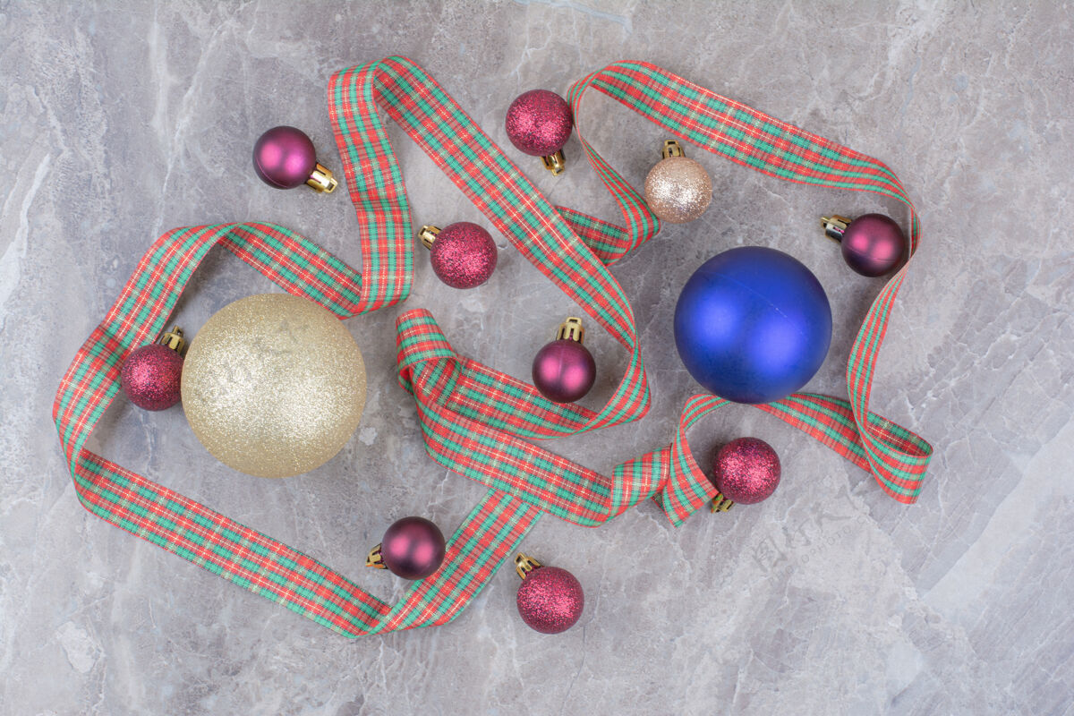 装饰品带漂亮蝴蝶结的圣诞装饰球圣诞球球大理石