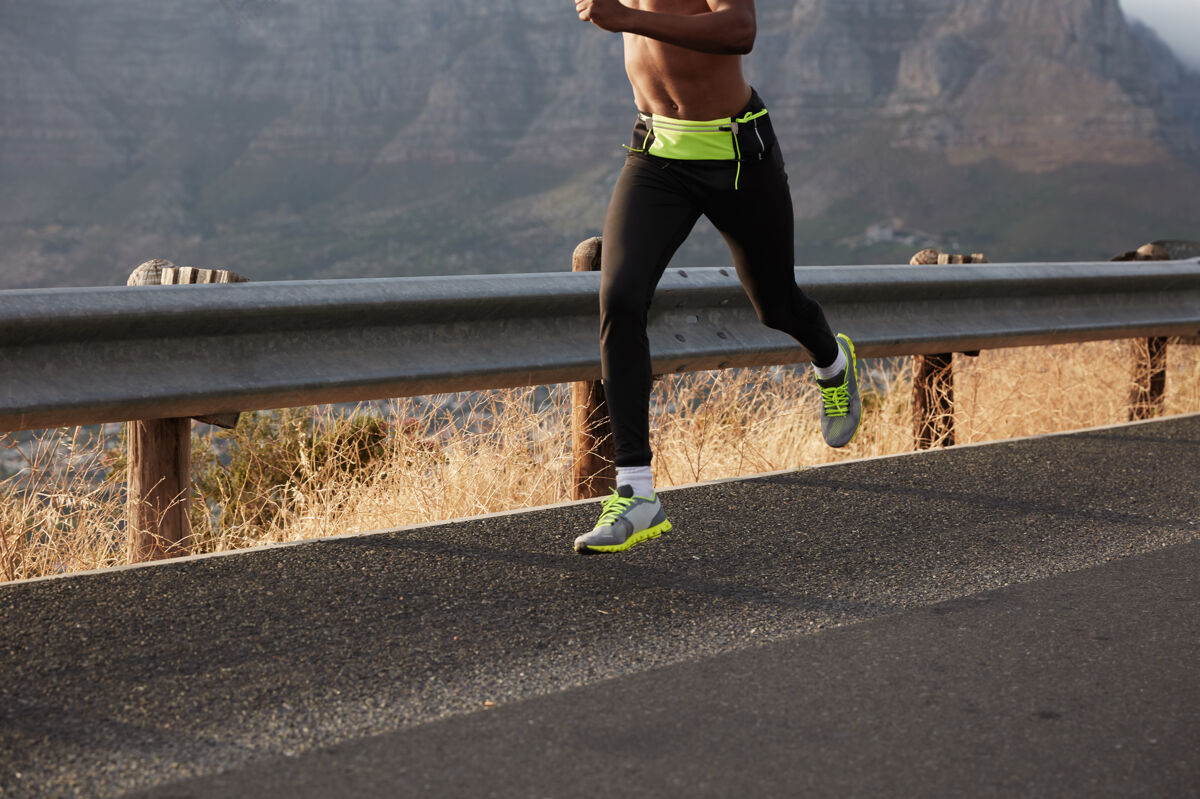 慢跑面目全非的黑皮肤男子快跑者在户外冲刺 在自然景观中奔跑 过着健康的生活方式 穿着舒适的运动鞋运动锻炼理念形象与复制空间肌肉丘陵速度