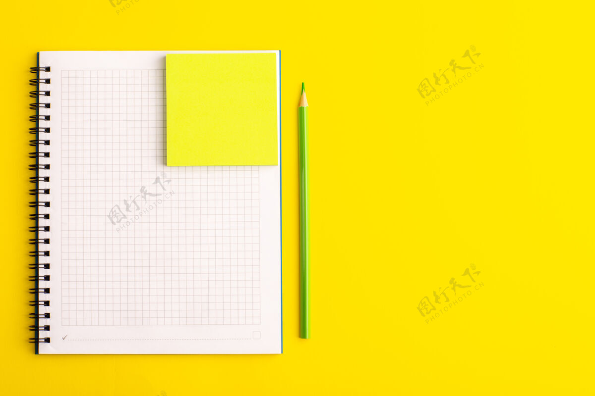 目录正面视图打开黄色书桌上的黄色贴纸的复印机书写板抄写本剪贴板