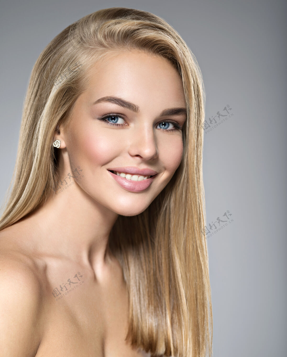 女人年轻女子的肖像 美丽的微笑美丽的女孩 长而浅的直发 棕色的化妆品一张蓝眼睛时装模特的脸摆姿势漂亮化妆品护肤品