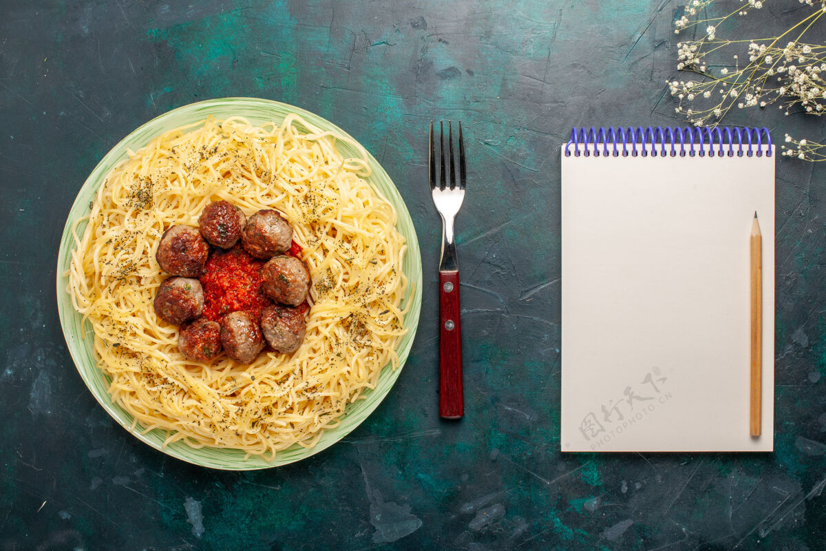意大利面俯瞰美味的意大利面食 在深蓝色面团上放肉丸子和番茄酱面食晚餐景观顶部小吃
