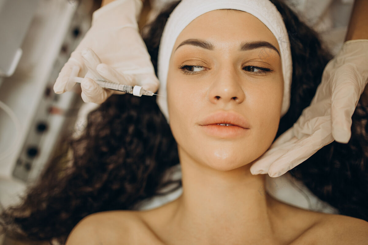 皮肤护理在美容院打针的女人治疗填充物自然