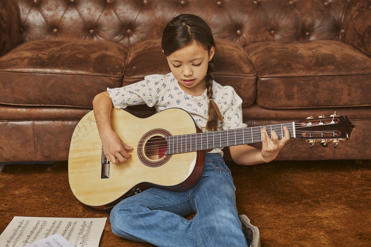 艺术小女孩在家弹吉他孩子吉他学习