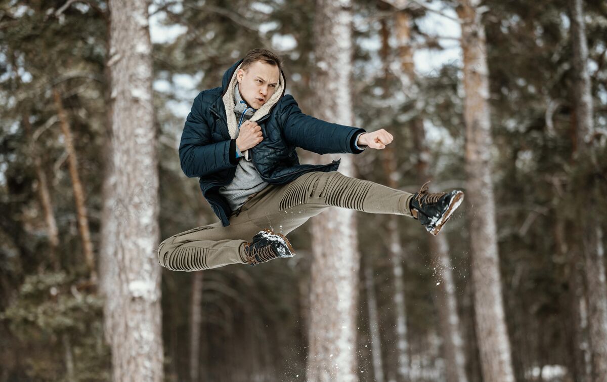 跳跃冬天在大自然中跳伞的人人快乐户外