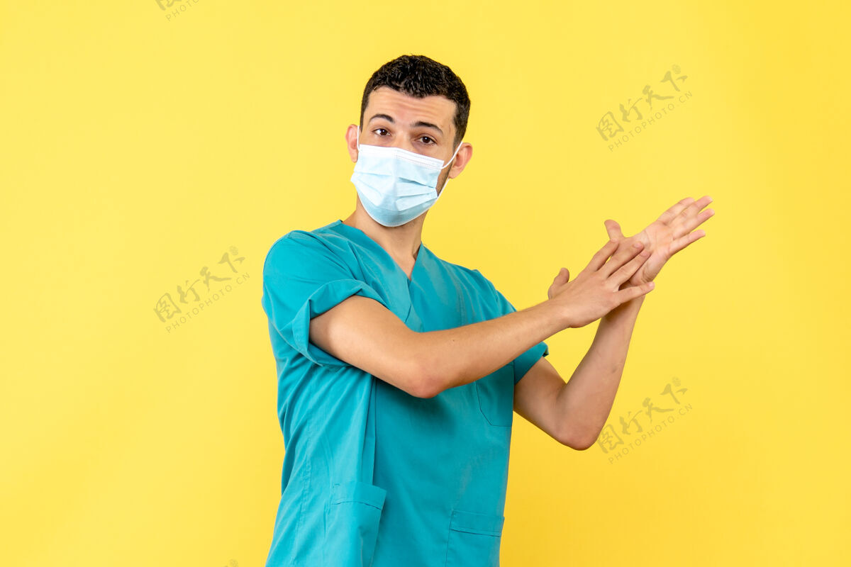 流行侧视图医生戴着口罩的医生谈论大流行期间的洗手男胡子表情