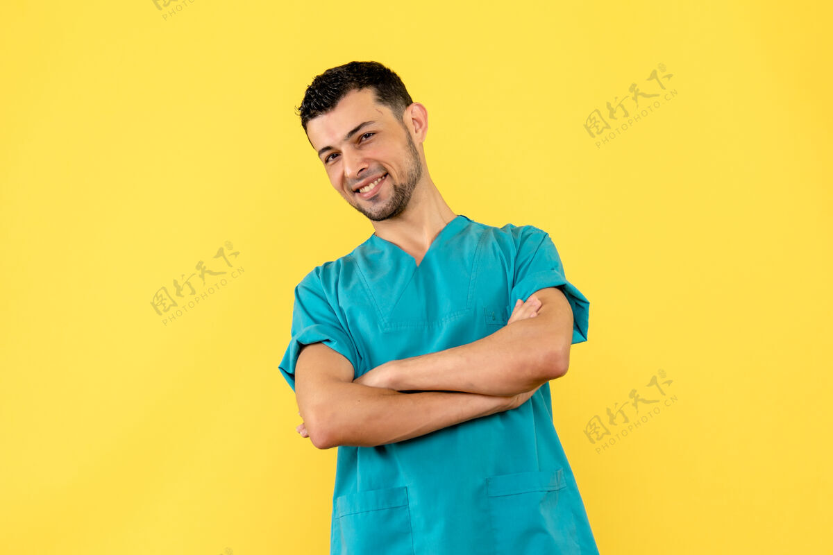 微笑侧视图医生微笑着医生正在谈论如何防止病毒感染肖像侧面成人