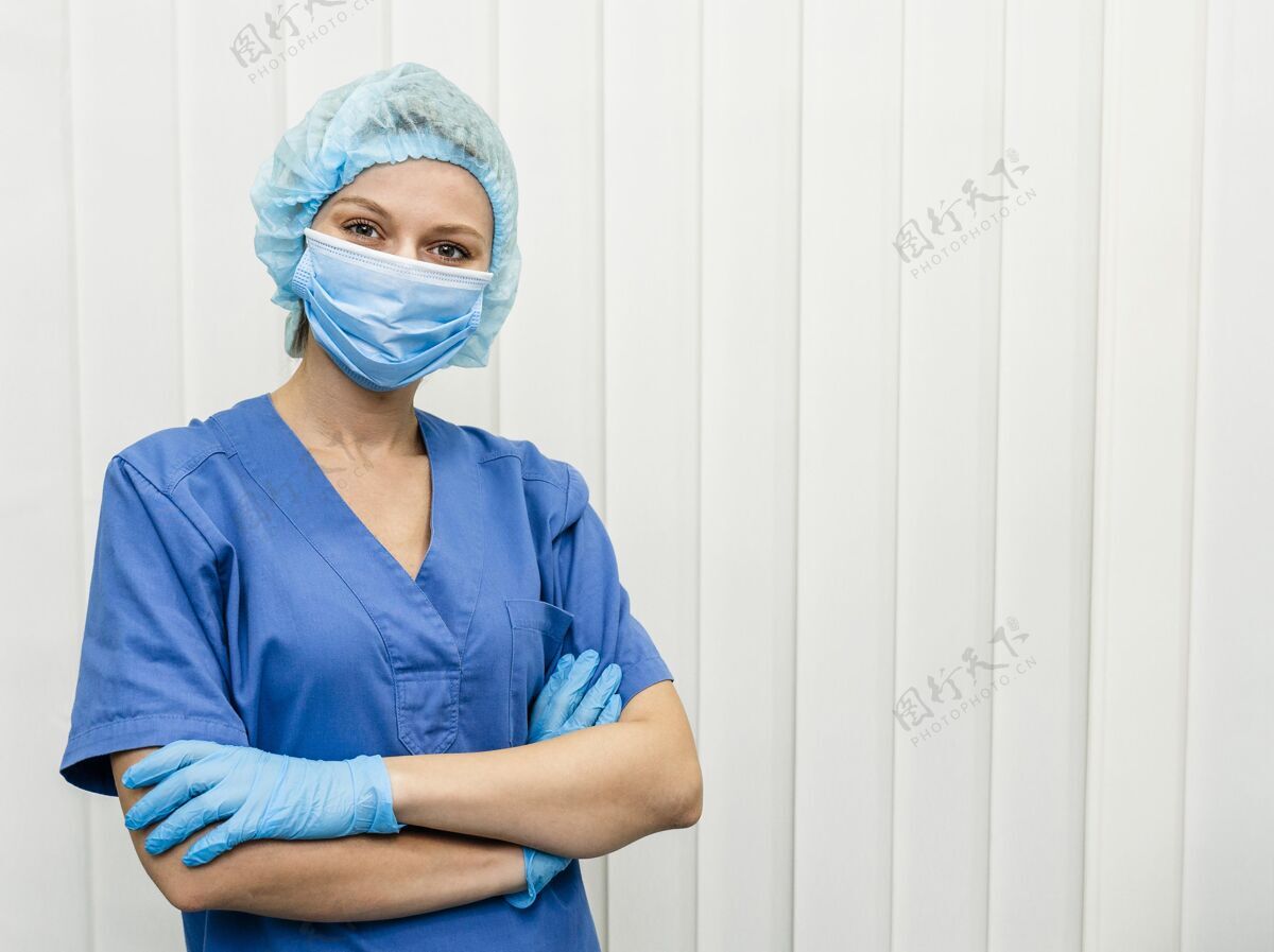健康医院的女医生戴着口罩室内工具保健