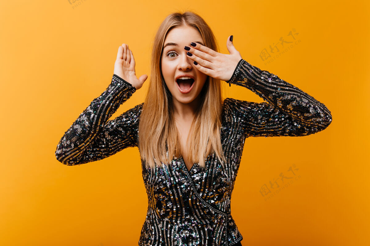 放松幽默的白人妇女在橘子上玩得很开心室内滑稽的盲人妇女做鬼脸的画像人成人黄色