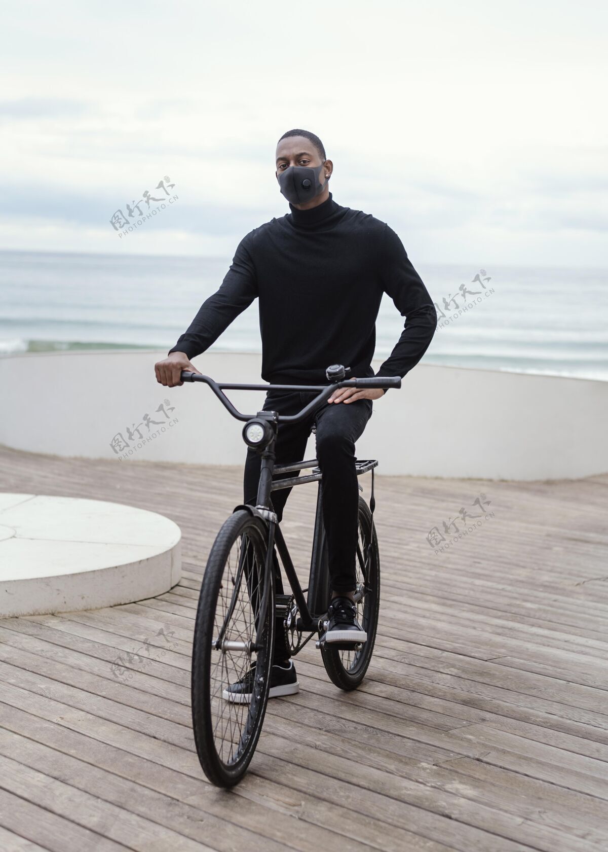 运动戴面具的人在城里骑自行车体育游客车辆