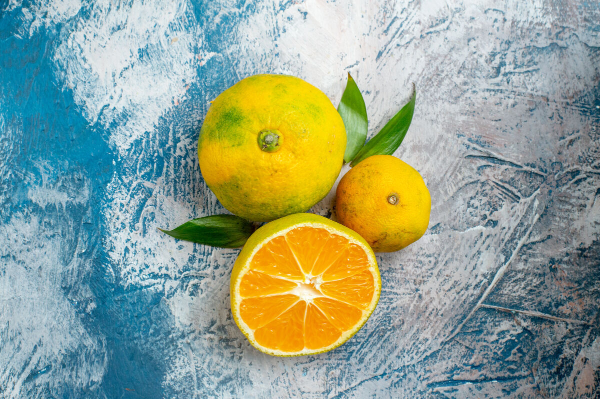 柑橘俯瞰蓝白色表面的新鲜柑橘顶部维生素柑橘