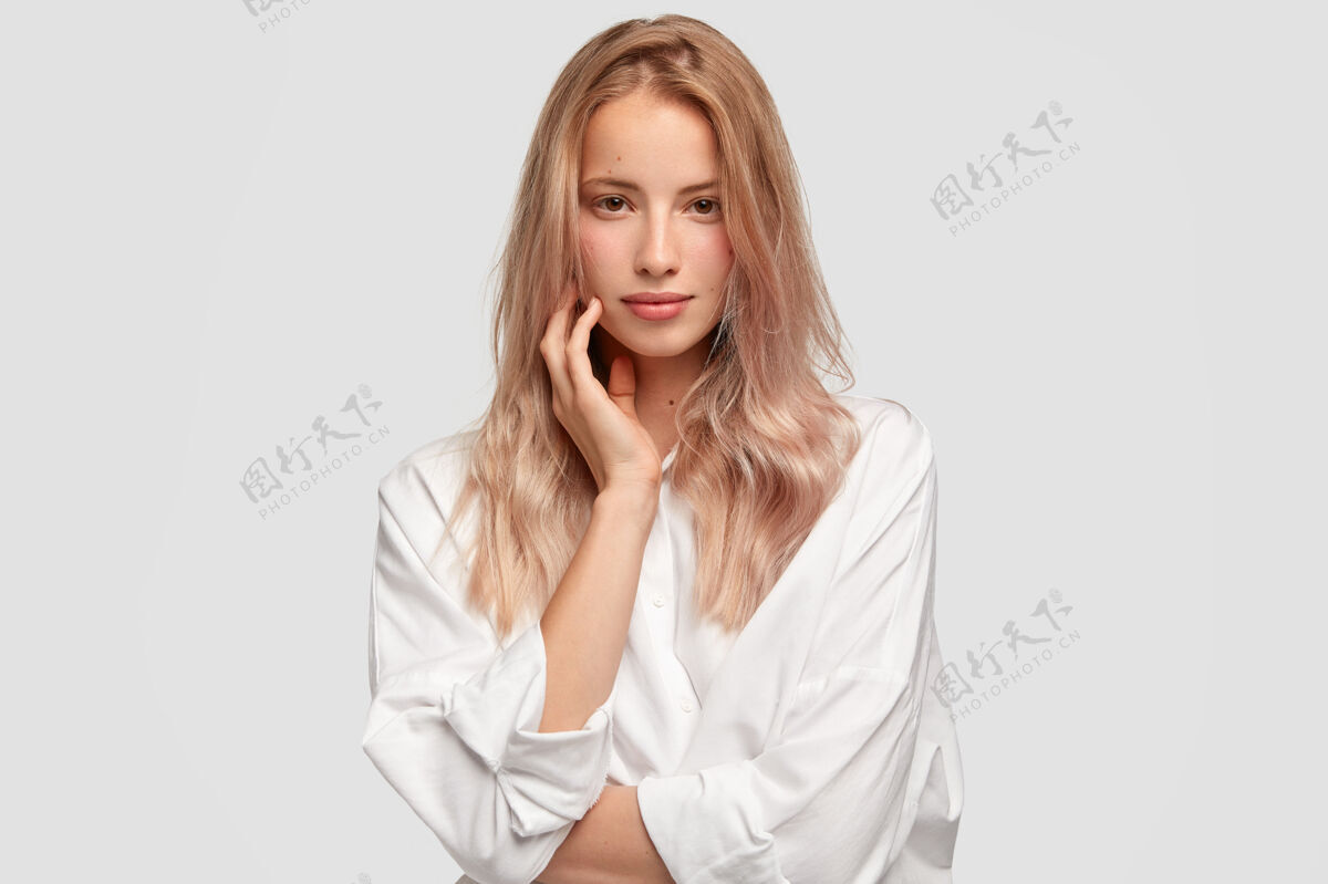 外观单色和美丽的概念漂亮的白人女性直发和干净的皮肤纯洁水平照片
