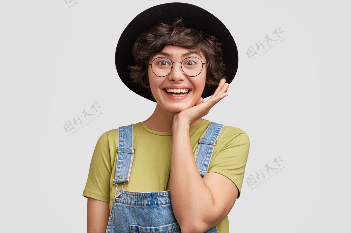 爱快乐可爱的年轻成功女设计师的照片 笑容灿烂 眼神充满幸福头发帽子风格