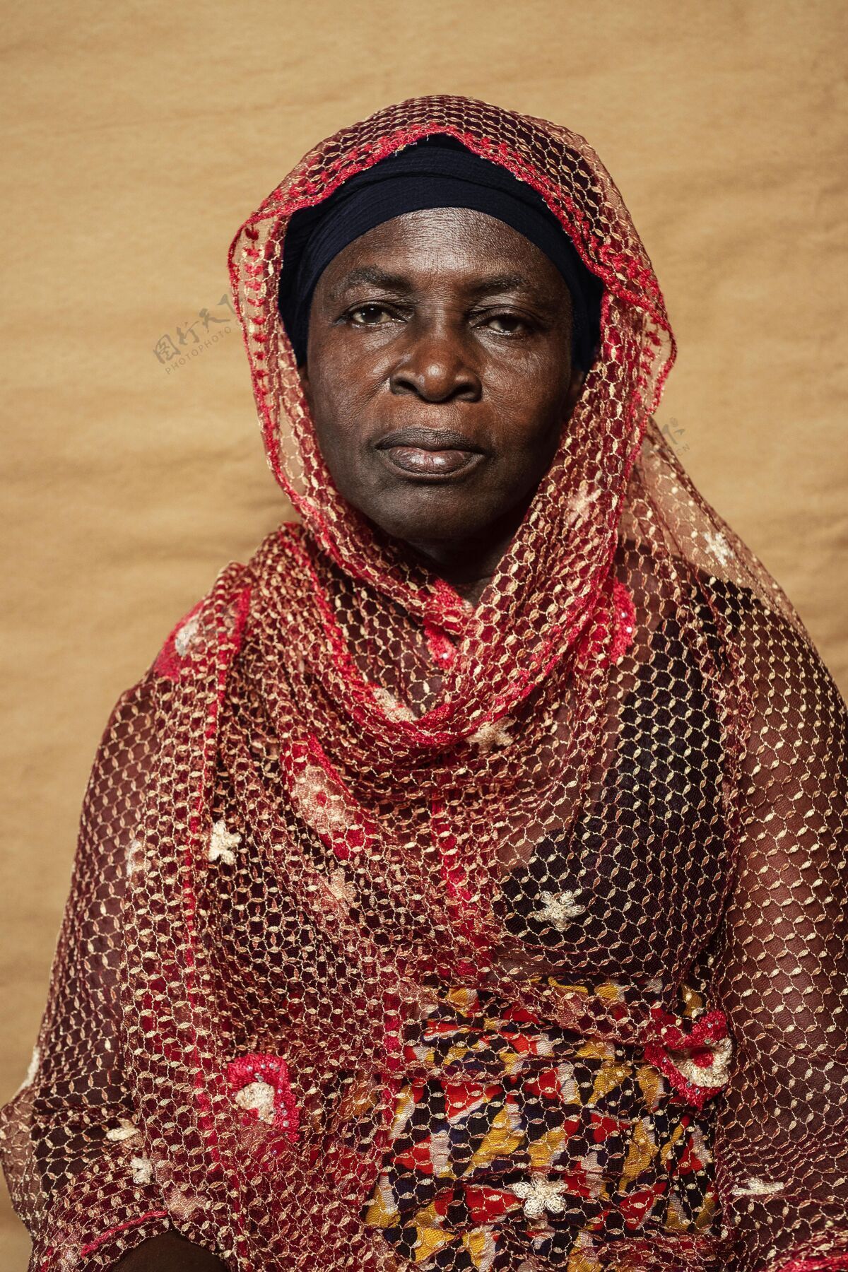 非洲穿着传统服装的非洲老妇人传统美丽人