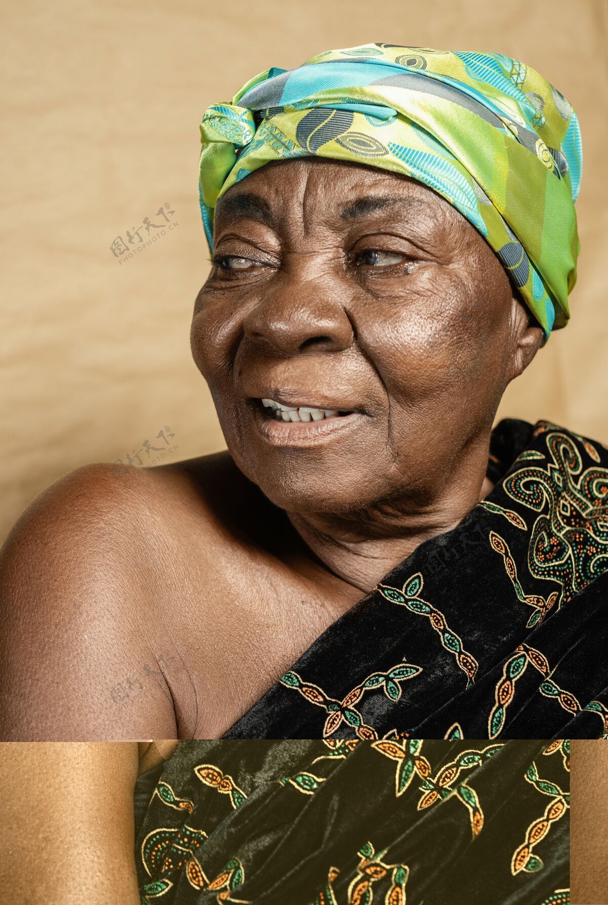 肖像非洲老妇人服装非洲传统