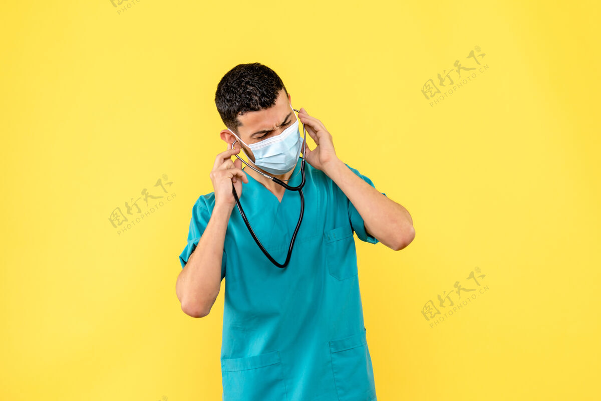 微笑戴着口罩的医生医生可以治疗冠状病毒病人成人医生面具高尔夫球手