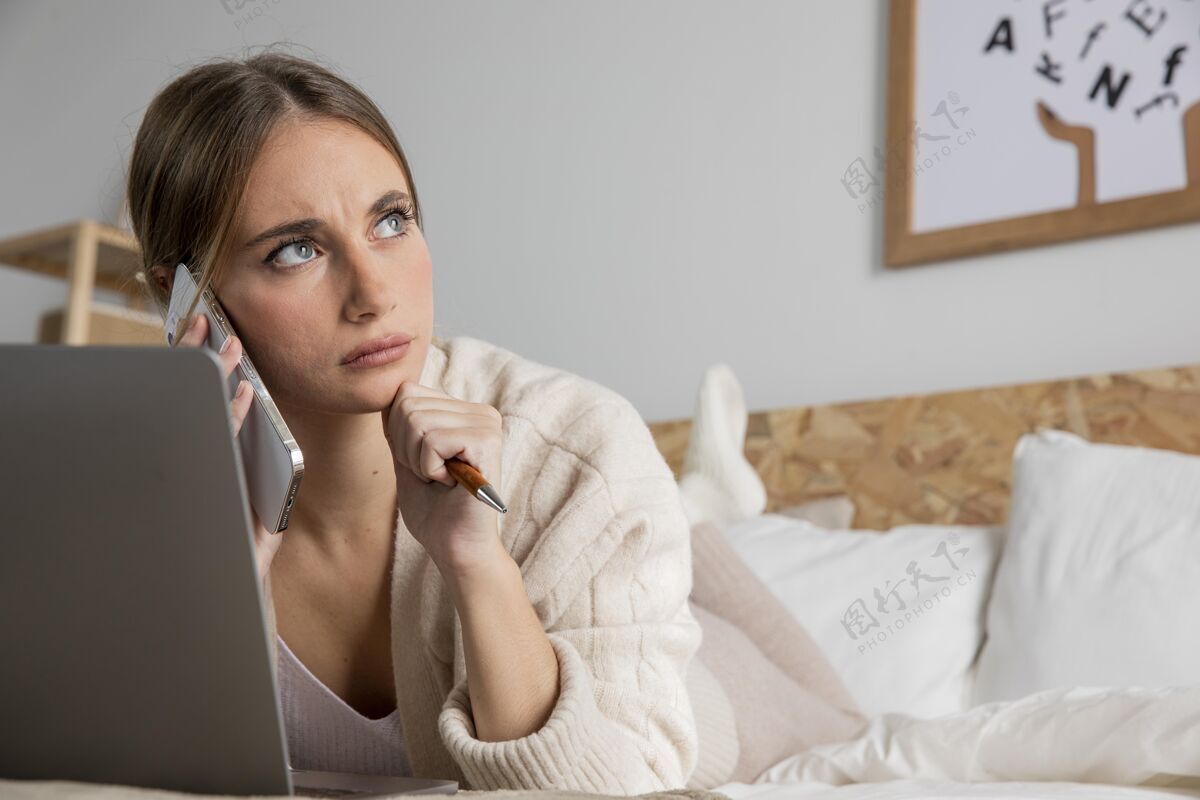 自由职业者全镜头女人在床上拿着笔记本电脑商业女性生活方式设备