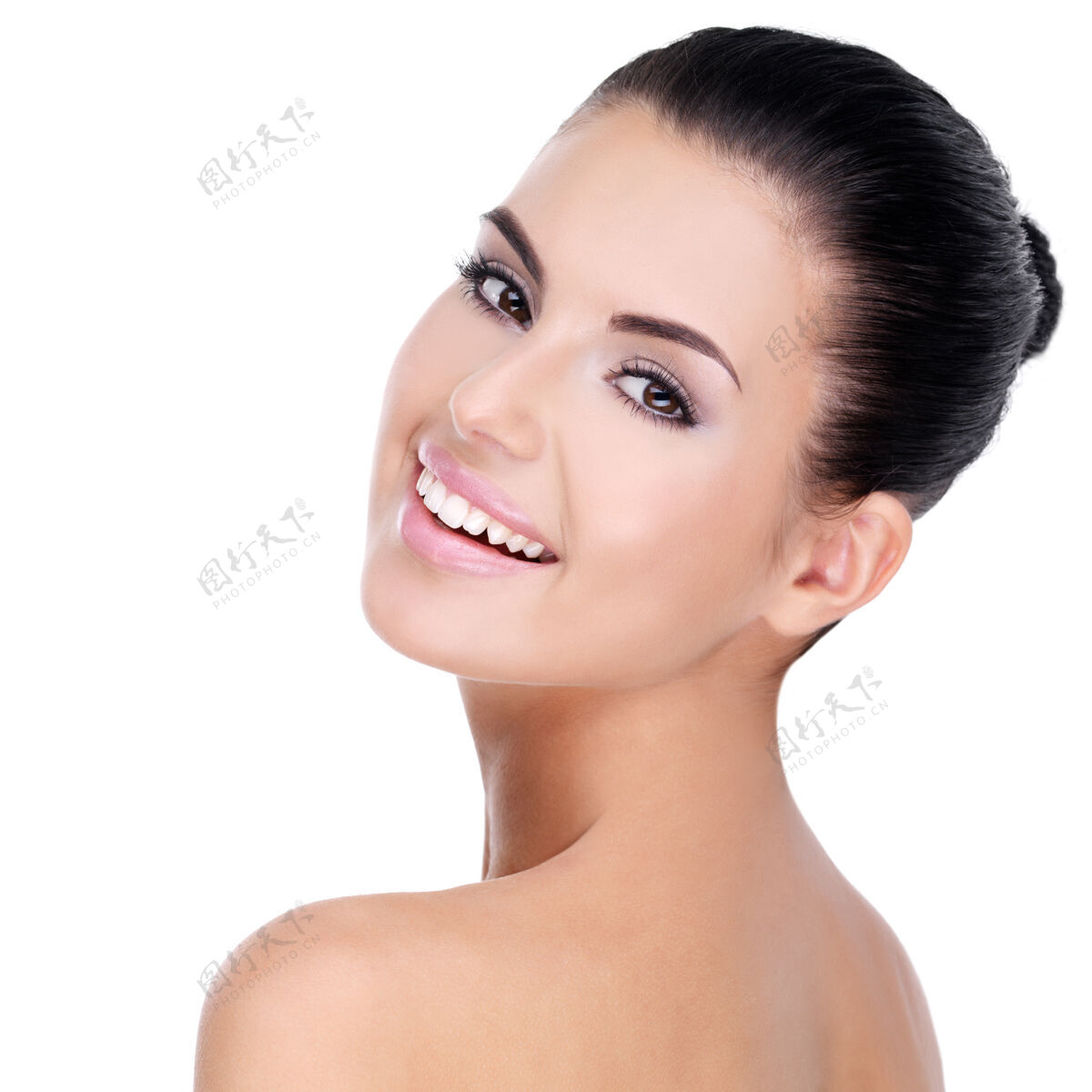 皮肤年轻女子美丽的脸庞 清新的皮肤健康干净水疗