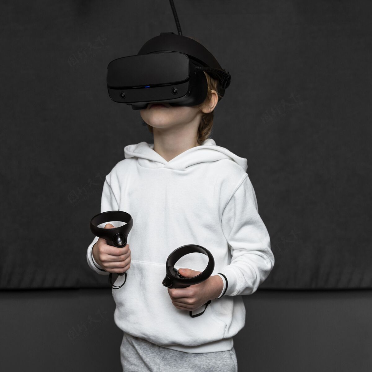 儿童使用虚拟现实耳机的小男孩的前视图青年年轻科技