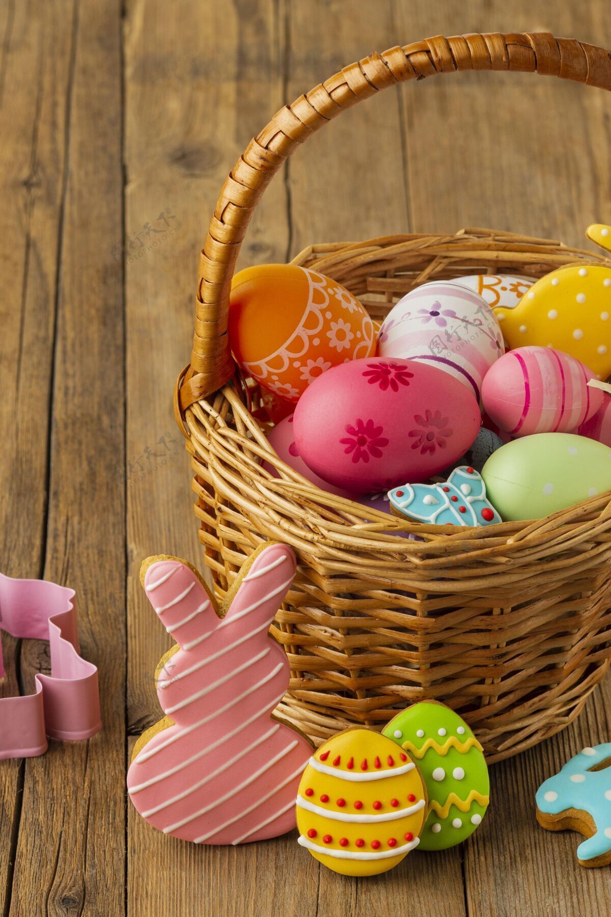 庆祝高角度的彩色复活节彩蛋篮子里有兔子复活节静物纪念