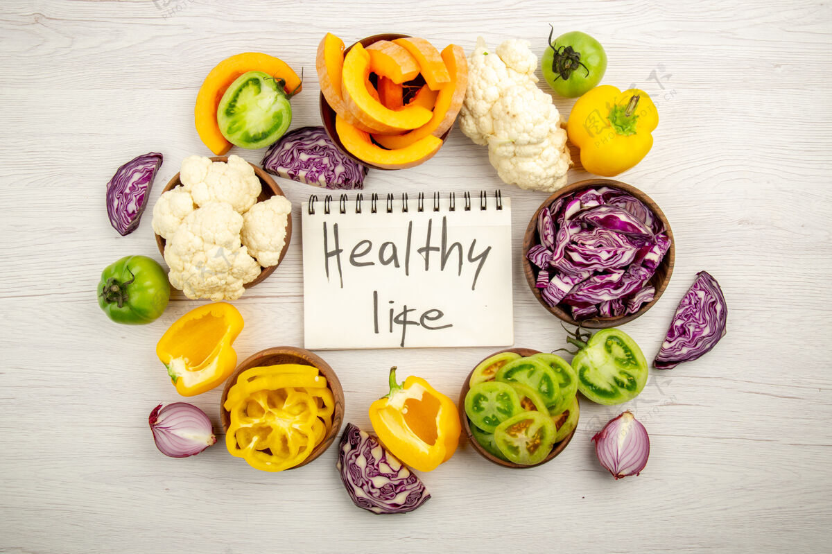 蔬菜俯瞰健康生活写在笔记本上红色卷心菜花椰菜黄色甜椒绿色西红柿在碗的表面花束顶部碗