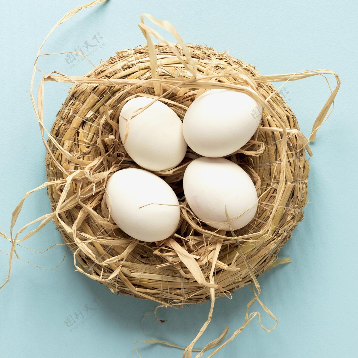 鸡肉复活节彩蛋在干草篮顶视图基督教装饰季节性