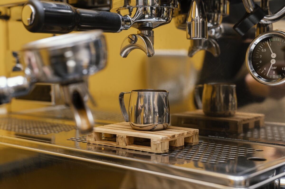服务员咖啡师使用专业咖啡机咖啡店职业就业