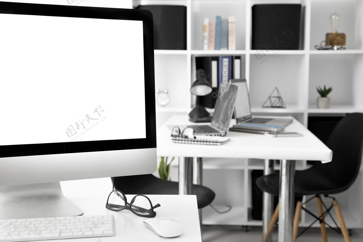 办公桌带电脑屏幕和笔记本电脑的办公桌工作工作空间讲台