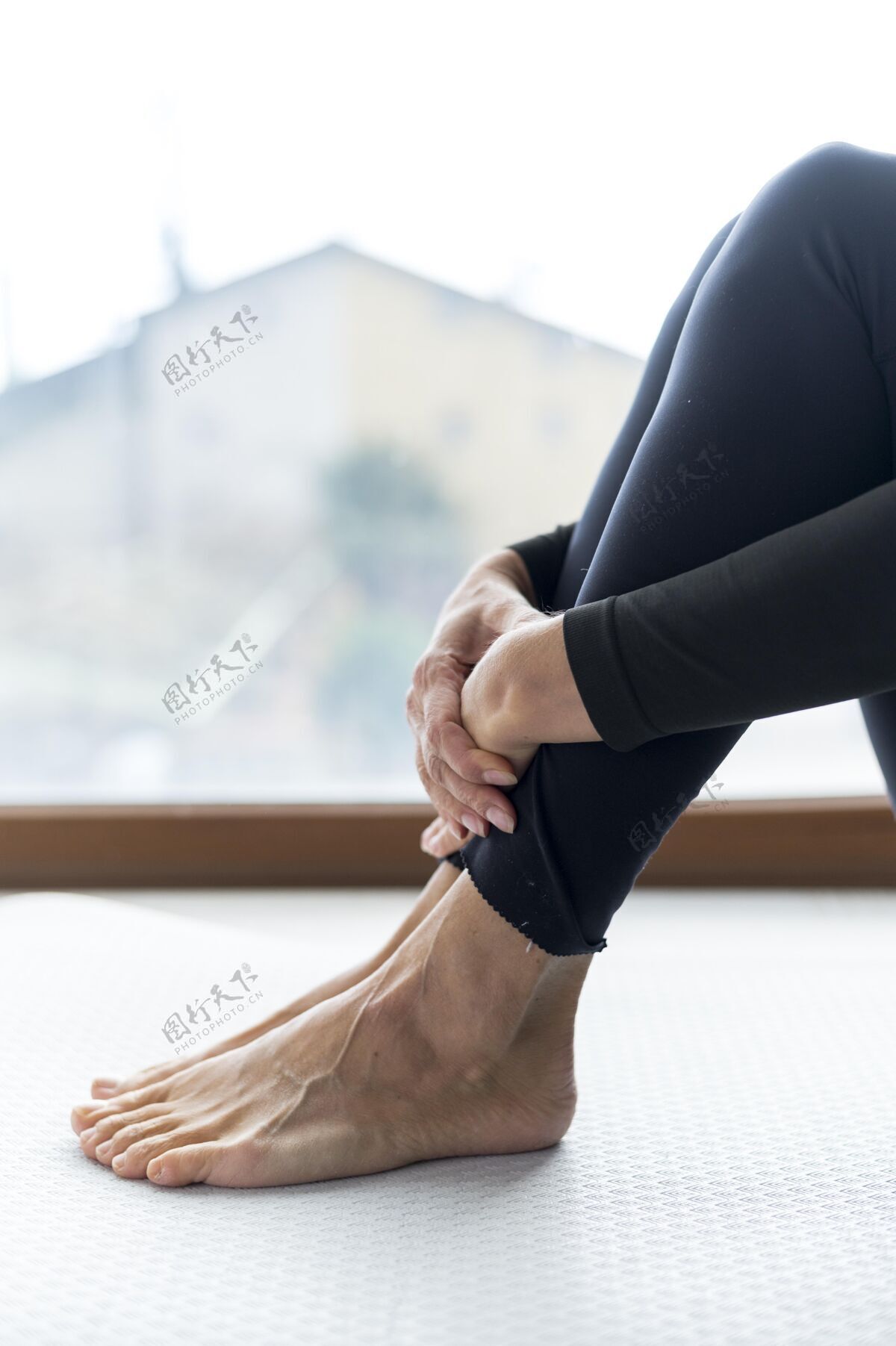 老年人特写一位资深女士的腿和手侧视图有氧房子健身