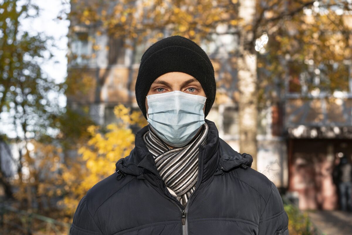 冠状病毒戴着医用面罩的城里人的正视图男性人大流行