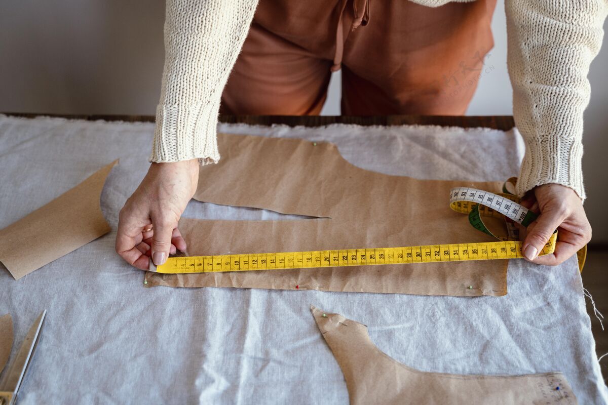 面料裁缝用尺子量布料裁缝室内工艺