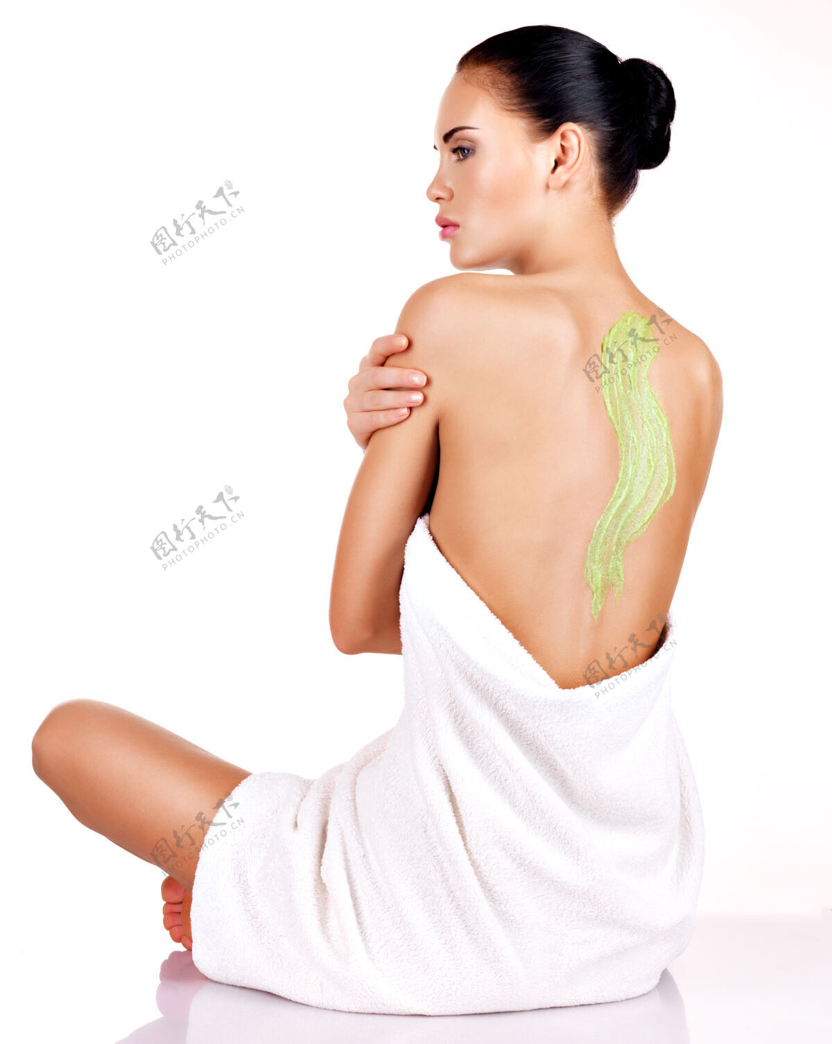 女性美丽的成年女子关心身体的皮肤使用化妆品擦洗的背部清洁美丽自然