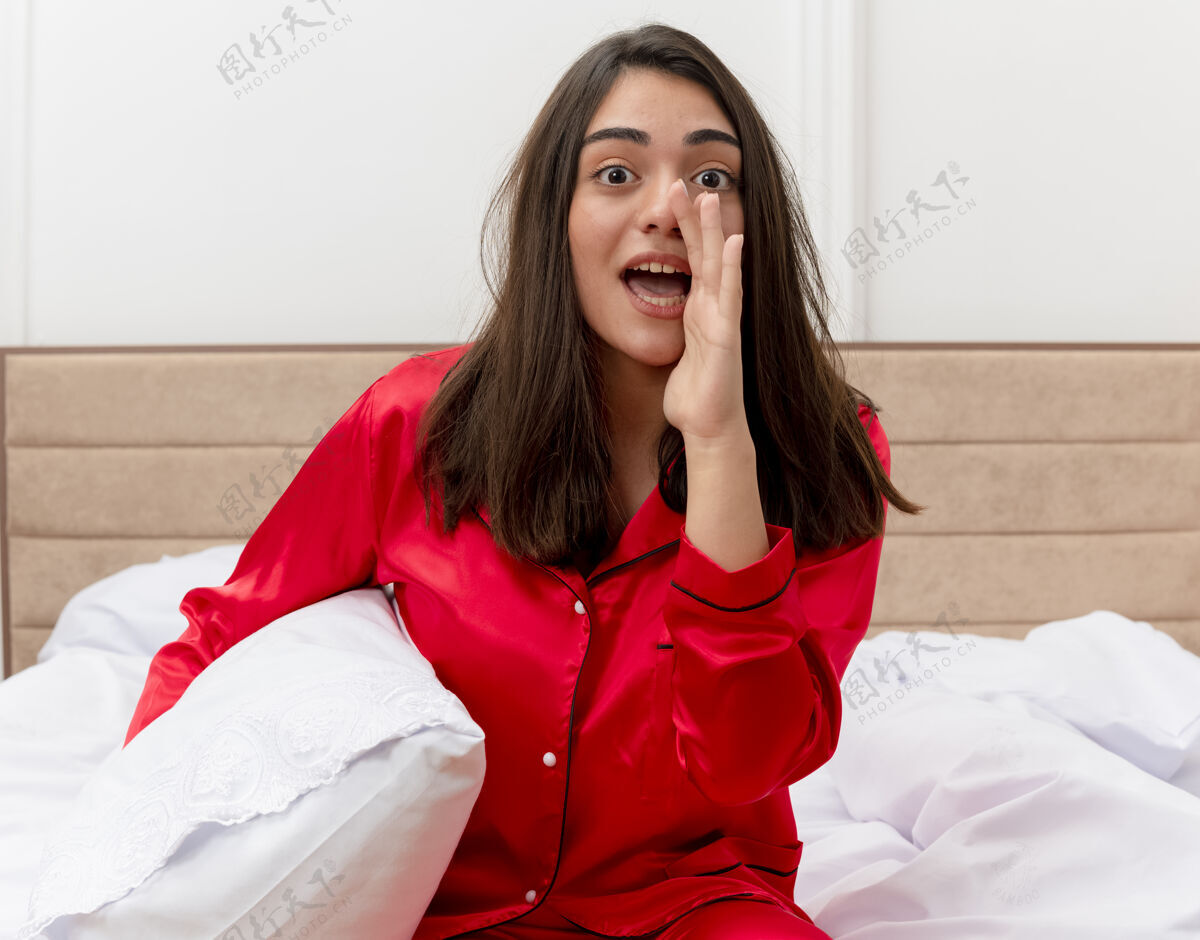 床穿着红色睡衣在床上放松的年轻美女相机女人嘴