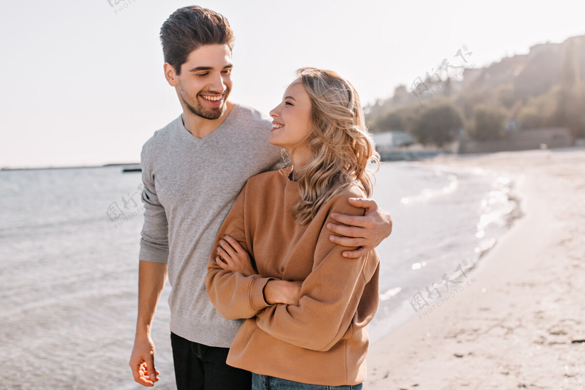 亲吻可爱的年轻人在大自然中拥抱着女朋友快乐的金发女孩与丈夫在海上合影的户外写真拥抱湖泊水