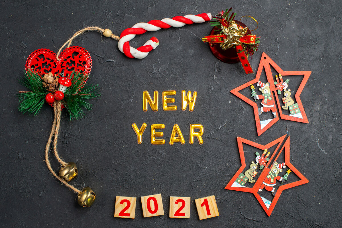 圆圈顶视图新年在一圈不同的圣诞饰品糖果木块上黑暗孤立的表面糖果粉笔黑板
