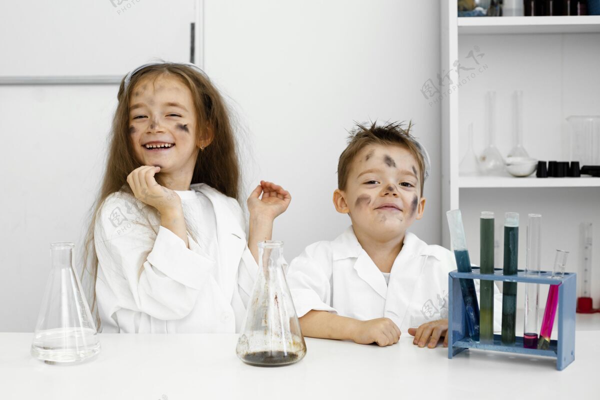 实验室外套前视图的女孩和男孩科学家在实验室与试管和失败的实验男孩水平青年
