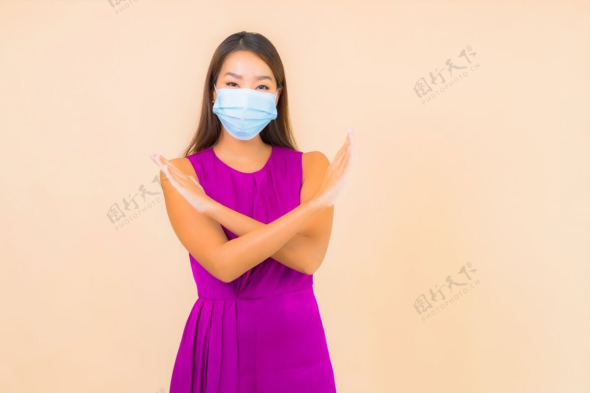 面具肖像美丽的亚洲年轻女子戴上口罩 以防在彩色背景上感染冠状病毒或冠状病毒防护时尚病毒